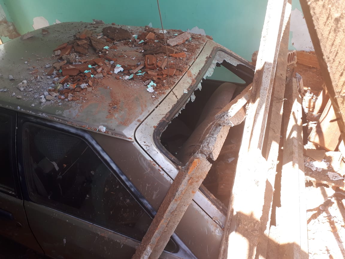 Telhas e vigas caíram em cima de veículos que estavam na garagem | Foto: Defesa Civil/Divulgação